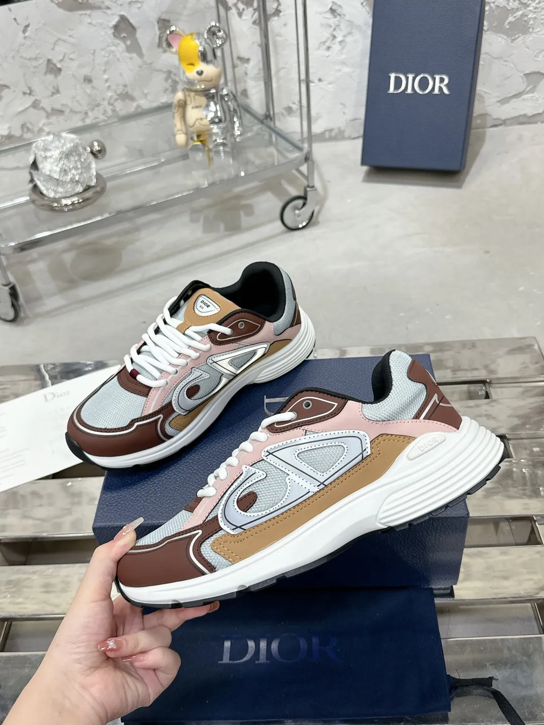 Men's men's shoes 💰600❤️❤️❤️High version Dior Dior's latest color matching B30 series reflective dad sneakers original 17380💰 purchased for development and production Brand new B30 sneakers Dad Shoes style shoes that follow the trend of the retro market The Dior logo on the tongue also indicates that this pair of shoes is the B30 model! B30 uses fine-textured leather and mesh cloth materials to form a shoe body. There are conspicuous letters CD on both sides of the shoe body to indicate identity. Many lines on the shoe body outline details to make the shoes look less monotonous and full of retro flavor. The delivery counter is exquisitely packaged🛍📦 ▪️Fabric: Original customized technical fabric + mesh ▪️Inner lining: Customized breathable lining ▪️Outsole: Original molded IP foam + TPU outsole ▪️Sole thickness: 3.5CM ▪️Size: Women’s size 35-40 / Men’s size 39-46